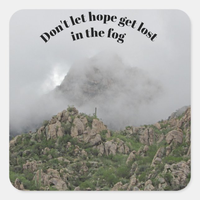 Motivierend Häng im Berg mit Nebel Quadratischer Aufkleber (Vorderseite)