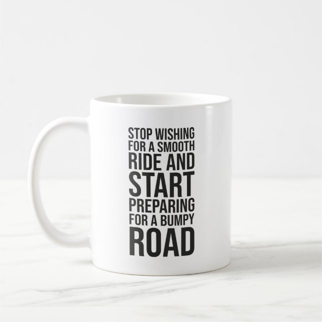 Motivierend, schlanker und holpriger Straßenvorans Kaffeetasse (Links)