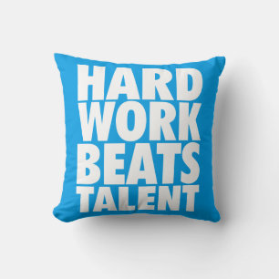 Motivierend Worte - harte Arbeit schlägt Talent Kissen