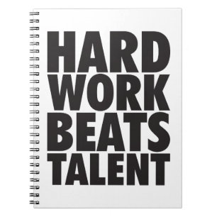 Motivierend Worte - harte Arbeit schlägt Talent Notizblock