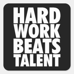 Motivierend Worte - harte Arbeit schlägt Talent Quadratischer Aufkleber