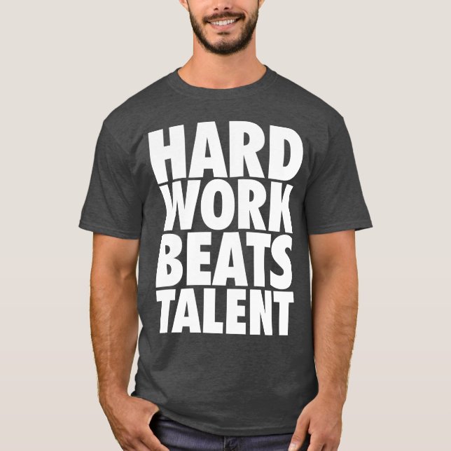 Motivierend Worte - harte Arbeit schlägt Talent T-Shirt (Vorderseite)