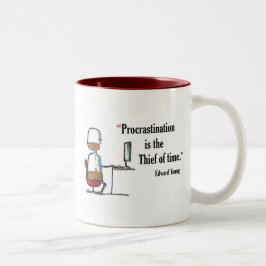 Motivierend Zitat der Prüfung durch Edward Young - Zweifarbige Tasse