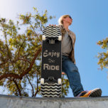 Motivierend Zitat Genießen Sie die Fahrt mit Waves Skateboard<br><div class="desc">Dieses Skateboard kommt mit einem motivierend Zitat Genießen Sie die Fahrt auf einem schwarzen Hintergrund. Das Design hat abstrakte digitale Wellen auf beiden Seiten. Sie können den Text,  seinen Schriftart,  Farbe und Größe ändern. Der Hintergrund ist schwarz,  aber Sie können ihn auch ändern.</div>