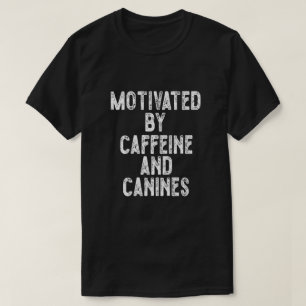 Motiviert durch Koffein und Hunde T-Shirt