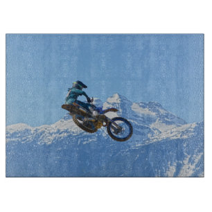 Motocross Rider über den Berg fliegen Schneidebrett
