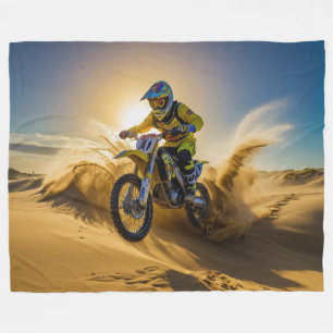Motocrossfahrer beim Fahren in den Dünen Fleecedecke
