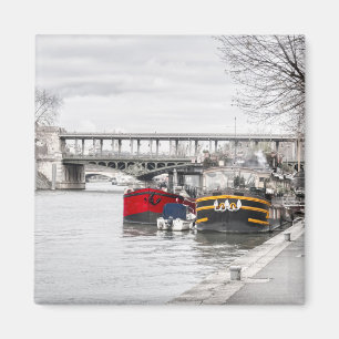 Motorboote in der Nähe von Pont Bir-Hakeim - Paris Magnet