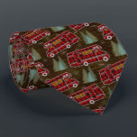 Motorhome RV Camper Travel Van Rustic Pine Muster Krawatte<br><div class="desc">Dieses ursprüngliche Campermuster ist für Ihr Zuhause-weg-vonZuhause auf Rädern perfekt. Das rustikale Muster umfaßt rote karierte Bewegungshäuser | RVs auf einem hölzernen Korn des dunklen Brauns,  verschönert mit Kiefernbäumen,  Kiefernästen und Lorbeer Sprigs. Genießen Sie unser,  personalisierte Produkte hier zusammenpassen in der Sammlung: https://www.zazzle.com/collections/rv_motorhome_rustic_matching_roam_sweet_roam_set-119434224713097997</div>