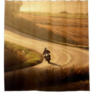 Motorrad auf Landstraße im Herbst Abend. Duschvorhang