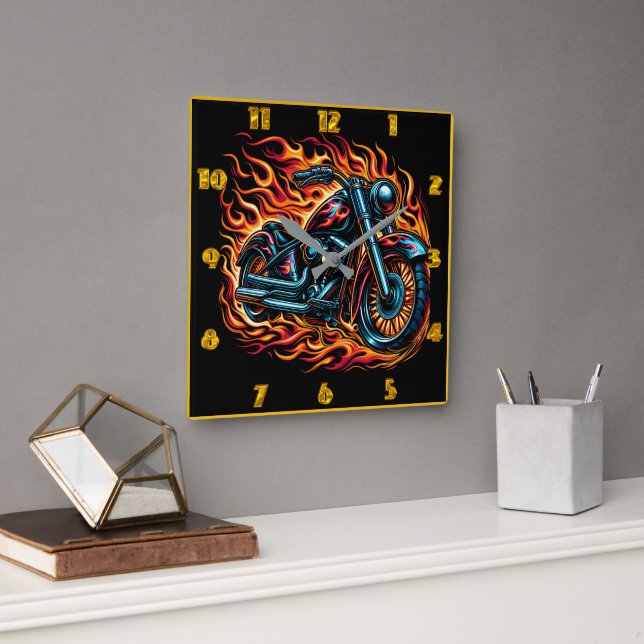 Motorrad, das bei Dämmerung durch die Flammen schw Quadratische Wanduhr (Büro)