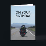 Motorrad Funny Road Geburtstag Karte<br><div class="desc">Eine lustige Motorrad-Geburtstagskarte mit einem Foto Bikerpaar auf der offenen Straße. Die Worte auf der Vorderseite sagen: "An deinem Geburtstag" und innen steht: "Finde deinen glücklichen Ort!"</div>