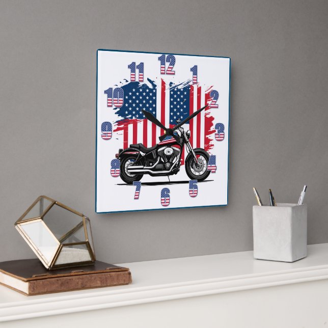 Motorrad mit amerikanischem Hintergrund Quadratische Wanduhr (Büro)