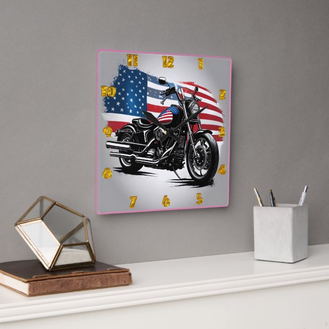 Motorrad mit amerikanischer Flagge Quadratische Wanduhr (Büro)