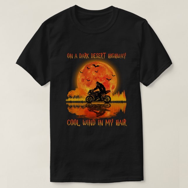 Motorrad mit Bigfoot auf einer dunklen Wüste T-Shirt (Design vorne)