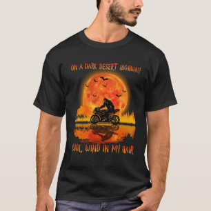 Motorrad mit Bigfoot auf einer dunklen Wüste T-Shirt
