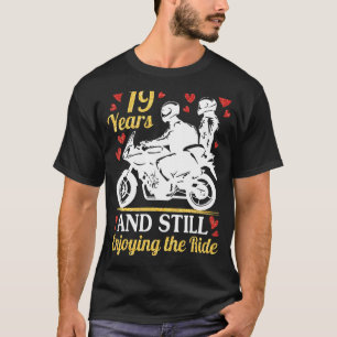 Motorradfahrer heiraten 19 Jahre und geniessen imm T-Shirt
