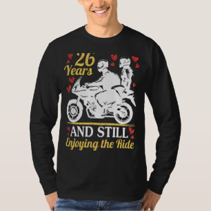 Motorradfahrer heiraten 26 Jahre und geniessen imm T-Shirt