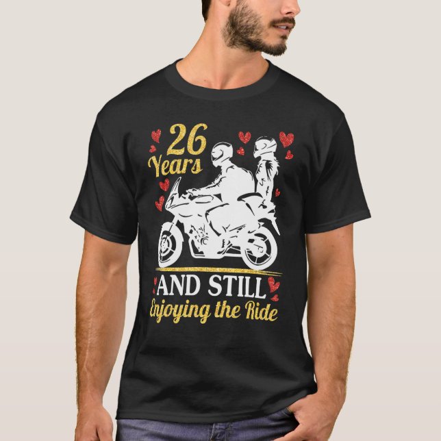 Motorradfahrer heiraten 26 Jahre und geniessen imm T-Shirt (Vorderseite)