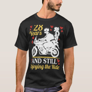 Motorradfahrer heiraten 28 Jahre und geniessen imm T-Shirt