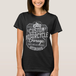 Motorradfahrer im Motorradstil - Benzingarage T-Shirt
