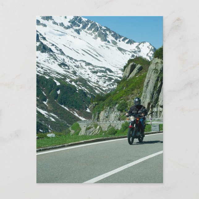 Motorradfahrer im schneebedeckten Foto Postkarte (Vorderseite)