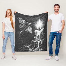 Motte zur Flamme — von BurnsInHell Fleecedecke