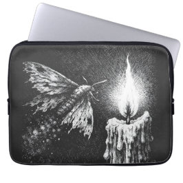 Motte zur Flamme — von BurnsInHell Laptopschutzhülle