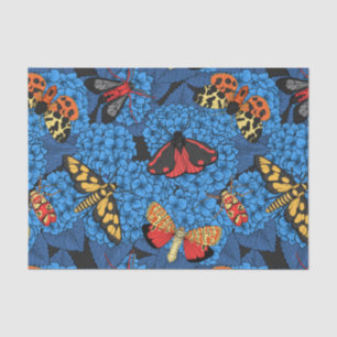 Motten auf blauem Hydrangea Seidenpapier