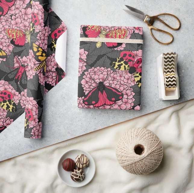 Motten auf rosa Hydrangea Geschenkpapier (Basteln)