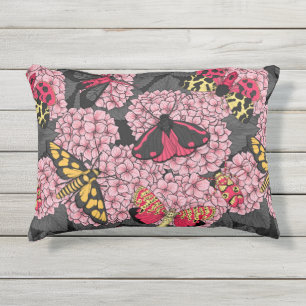 Motten auf rosa Hydrangea Kissen Für Draußen