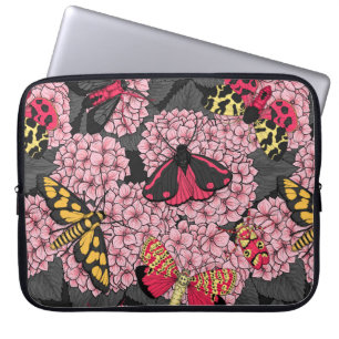 Motten auf rosa Hydrangea Laptopschutzhülle