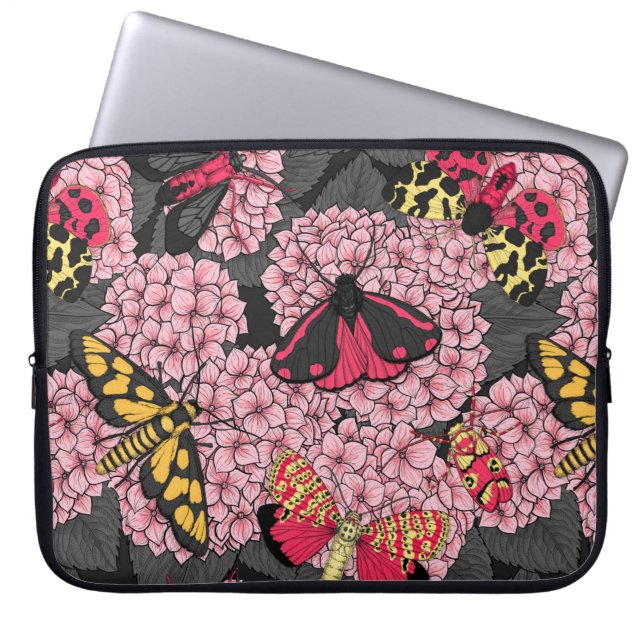Motten auf rosa Hydrangea Laptopschutzhülle (Vorderseite)