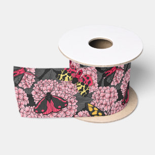 Motten auf rosa Hydrangea Satinband