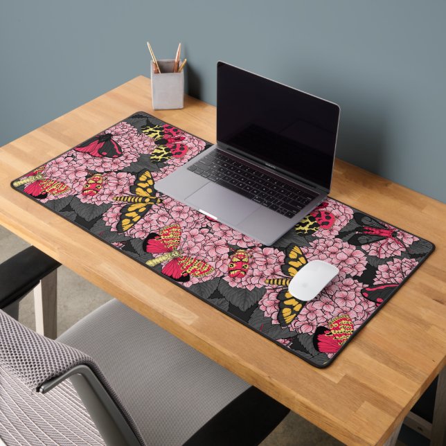 Motten auf rosa Hydrangea Schreibtischunterlage (Büro 2)