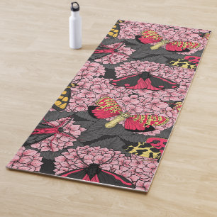 Motten auf rosa Hydrangea Yogamatte