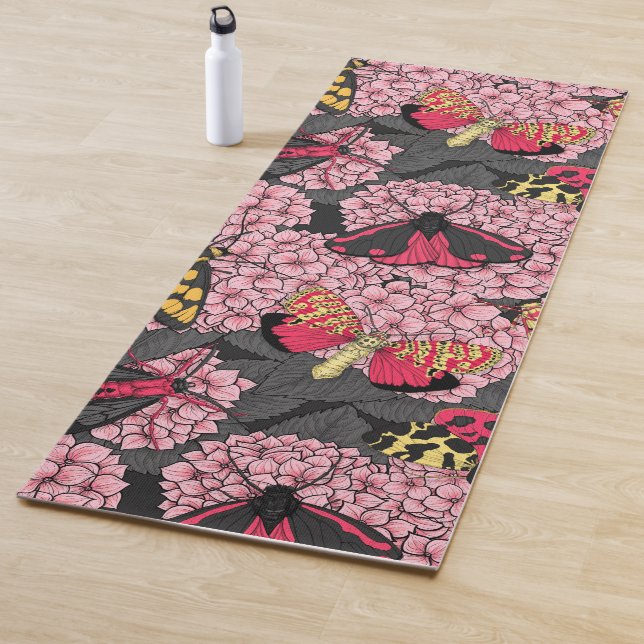 Motten auf rosa Hydrangea Yogamatte (Beispiel)