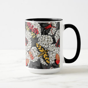 Motten auf weißem Hydrangea Tasse