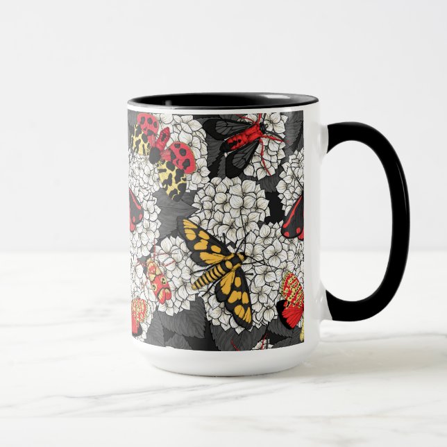 Motten auf weißem Hydrangea Tasse (Rechts)
