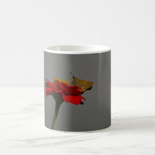 Motten und Rotes Zinnia Kaffeetasse