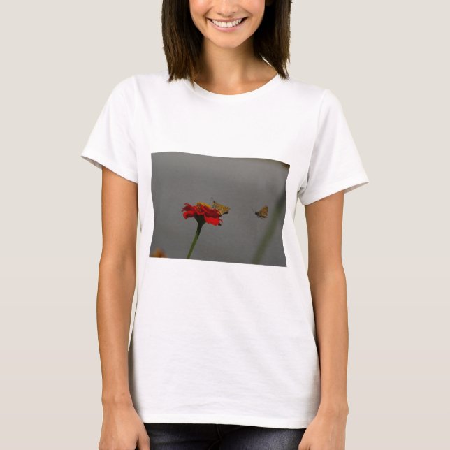 Motten und Rotes Zinnia T-Shirt (Vorderseite)