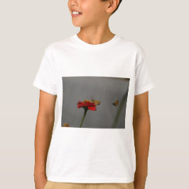 Motten und Rotes Zinnia T-Shirt