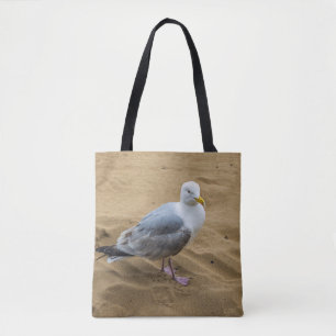Mouette sur un sac fourre-tout à plage sablonneuse