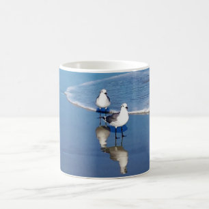 Mouettes sur la Mug classique de la plage