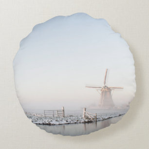 Moulin à vent dans la neige dans le coussin rond