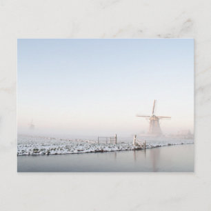 Moulin à vent dans la neige en hiver carte postale
