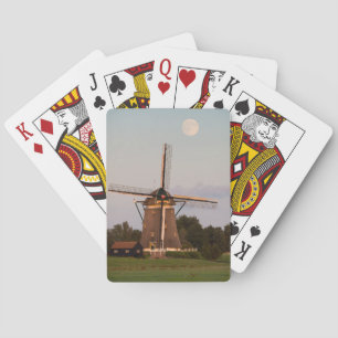 Moulin à vent sous des cartes de jeu de pleine