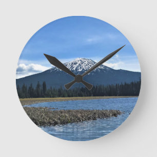 Mount Bachelor at Hosmer Lake, OR Runde Wanduhr