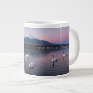 Mount Fuji Yamanaka-See mit Schwänen Jumbo-Tasse