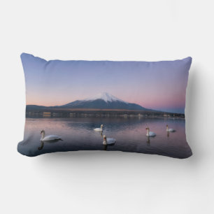 Mount Fuji   Yamanaka-See mit Schwänen Lendenkissen